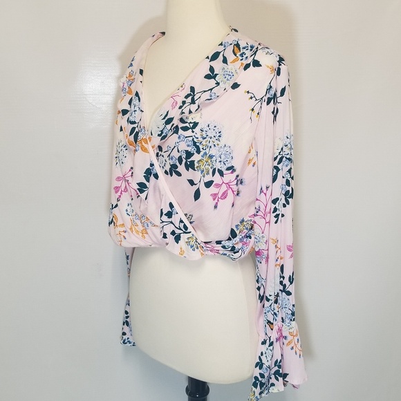 ALTAR'D STATE NWT Pink Floral Bell Sleeve Crop M - Picture 2 of 8